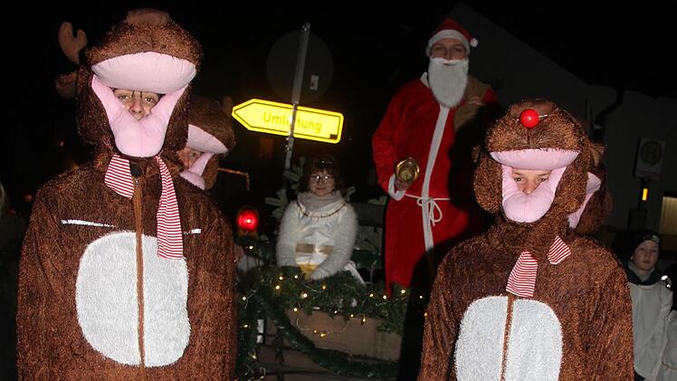 Rentiere zogen den Schlitten, mit dem der Nikolaus und das Christkind auf den Weihnachtsmarkt kamen.