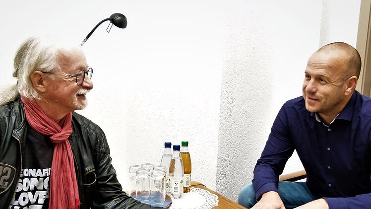 Der frühere Wirsberger Oswald Ammon (links) freute sich über den Empfang von Bürgermeister Jochen Trier im Rathaus.  Foto: Werner Reißaus