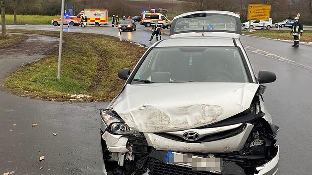 An der Front wurde das Auto der Frau erheblich besch&auml;digt. Die Fahrerin wurde verletzt. Michael Will/Rotes Kreuz