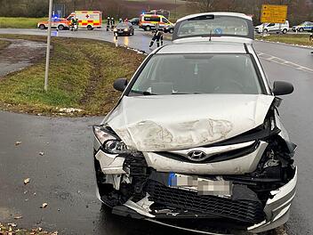 An der Front wurde das Auto der Frau erheblich beschädigt. Die Fahrerin wurde verletzt. Michael Will/Rotes Kreuz