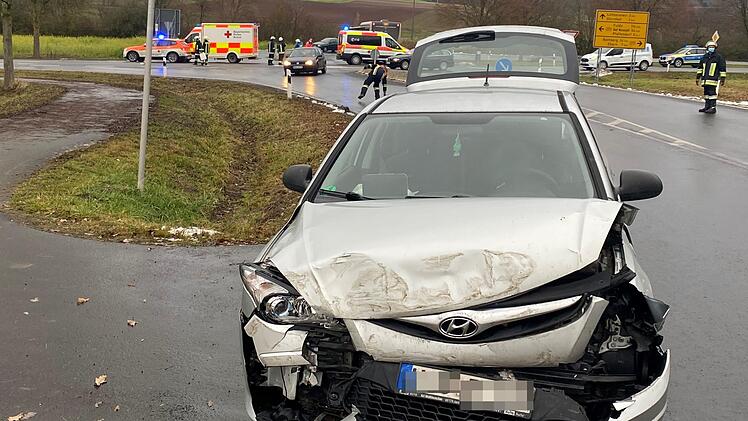 An der Front wurde das Auto der Frau erheblich beschädigt. Die Fahrerin wurde verletzt. Michael Will/Rotes Kreuz