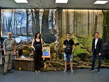 Andreas Hose, Marktbereichsleiter der Commerzbank Fulda (rechts) und Martin Kremer, Gesch&auml;ftsf&uuml;hrer des VNLR, mit Rosina Weber und Tobias M&ouml;ller, die im Jahr 2021 das Um-weltpraktikum der Commerzbank beim Verein Natur- und Lebensraum Rh&ouml;n in Hilders absolviert haben. Foto: Mechthild Winheim