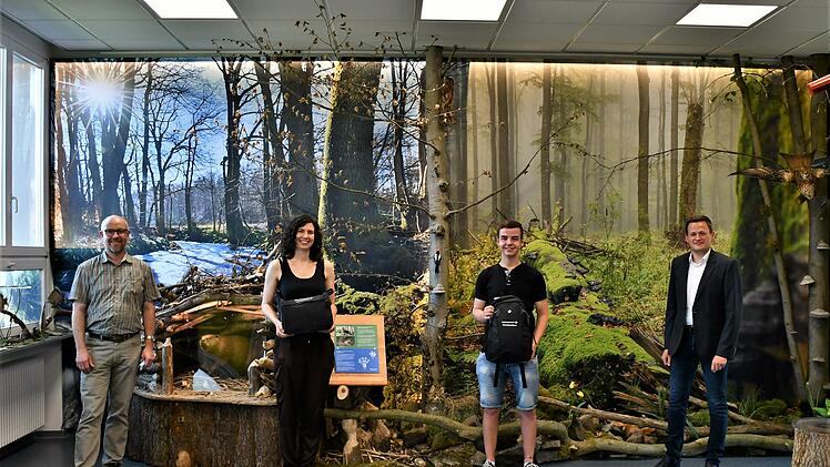 Andreas Hose, Marktbereichsleiter der Commerzbank Fulda (rechts) und Martin Kremer, Gesch&auml;ftsf&uuml;hrer des VNLR, mit Rosina Weber und Tobias M&ouml;ller, die im Jahr 2021 das Um-weltpraktikum der Commerzbank beim Verein Natur- und Lebensraum Rh&ouml;n in Hilders absolviert haben. Foto: Mechthild Winheim