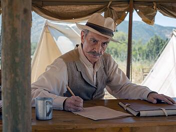 Der Arch&auml;ologe Panagiotis Stamatakis (Yorgos Symeonidis) dokumentierte die Skelettfunde der "Heiligen Schar von Theben" an der Ausgrabungsst&auml;tte in Cheronia. Er starb an der Malaria und wurde - wie seine Funde - kurz nach seinem Tod vergessen.