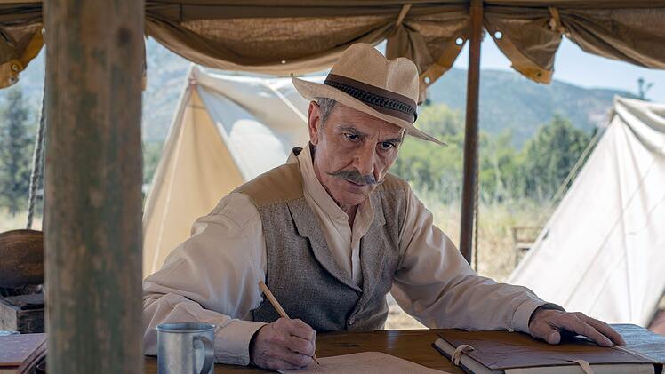 Der Arch&auml;ologe Panagiotis Stamatakis (Yorgos Symeonidis) dokumentierte die Skelettfunde der "Heiligen Schar von Theben" an der Ausgrabungsst&auml;tte in Cheronia. Er starb an der Malaria und wurde - wie seine Funde - kurz nach seinem Tod vergessen.