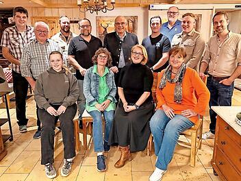 Dies sind die Kandidaten der Freien W&auml;hler G&ouml;&szlig;weinstein mit B&uuml;rgermeisterkandidat Hanng&ouml;rg Zimmermann (hinten M.).