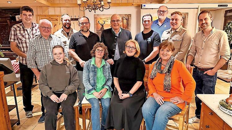 Dies sind die Kandidaten der Freien W&auml;hler G&ouml;&szlig;weinstein mit B&uuml;rgermeisterkandidat Hanng&ouml;rg Zimmermann (hinten M.).