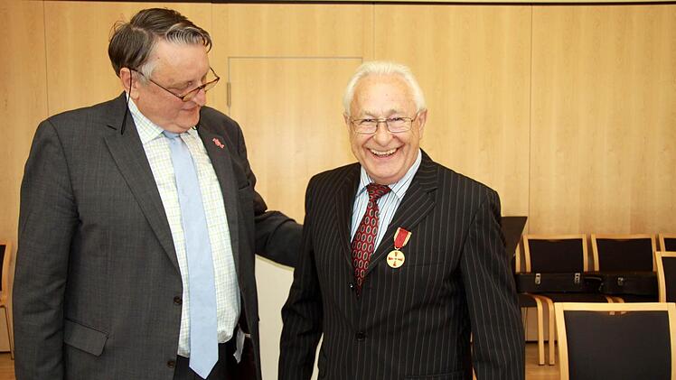 Georg Maier wird von Landrat Eberhard Irlinger geehrt