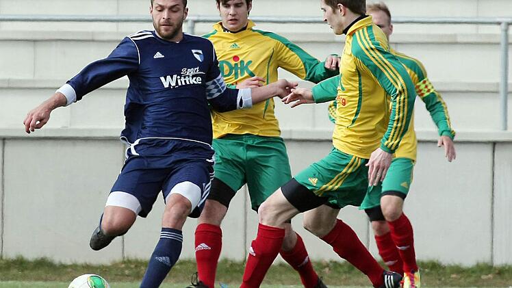Tobias Ulbricht (l.) trug im April 2013 noch das Trikot der SpVgg Jahn Forchheim. Zur neuen Saison wechselte der 28-Jährige aber zur SpVgg Bayreuth - und trifft nun am Samstag auf seinen Ex-Klub.  Foto: sportpress