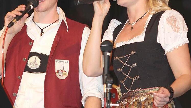 Nicht nur Dirigent, sondern auch Sänger: Christian Frank beim Duett mit Diana Ferenz beim Walzer "So wie du warst". Foto: Ralf Naumann