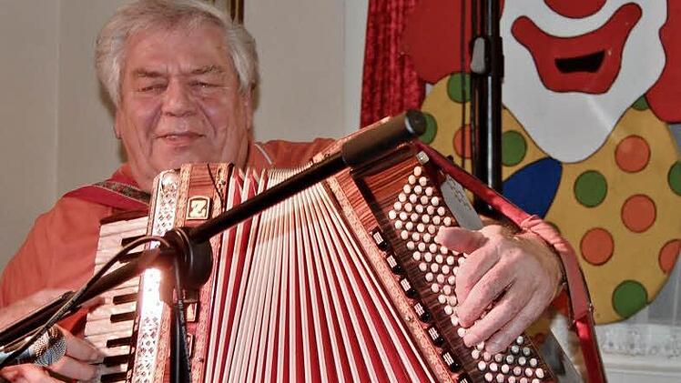 Heinz Fick spielte auf dem Akkordeon und ersetzte das Orchester.
