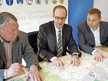 Sie freuten sich über die schnelle Entscheidung des Ministeriums (von links): Bürgermeister Christian Mrosek, Landrat Christian Meißner und Jürgen Baumgärtner, MdL. Foto: Andreas Welz