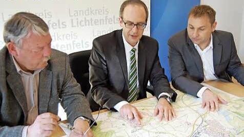 Sie freuten sich über die schnelle Entscheidung des Ministeriums (von links): Bürgermeister Christian Mrosek, Landrat Christian Meißner und Jürgen Baumgärtner, MdL. Foto: Andreas Welz