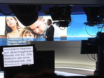 Die Tagesschau hat ein neues Studio - und lässt ihre Sprecher nun 18 Meter weit laufen Foto: dpa