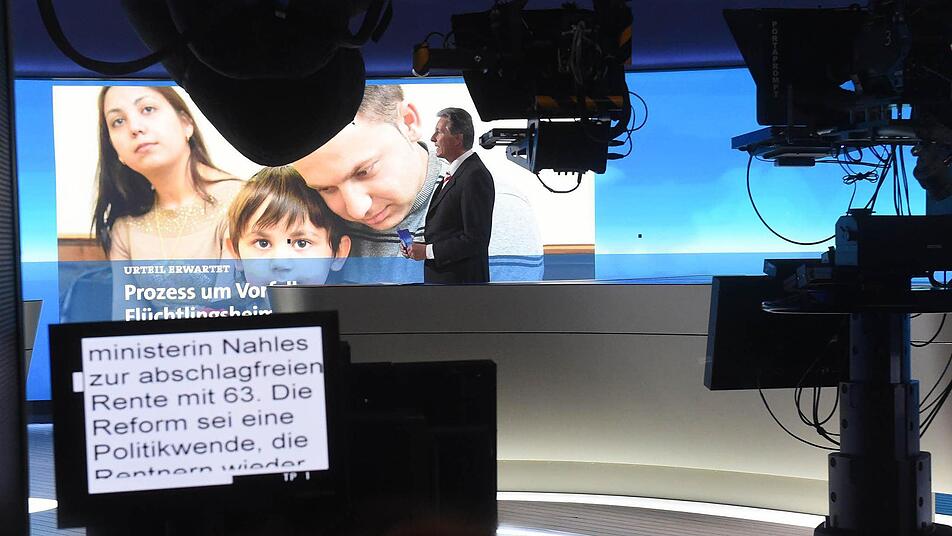 Die Tagesschau hat ein neues Studio - und lässt ihre Sprecher nun 18 Meter weit laufen Foto: dpa