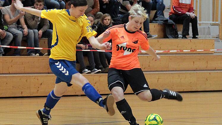 Den Schuss der Reitscherin Christin Hader (r.) blocken Denise Müller und Nadine Janousch ab. Foto: sportpress