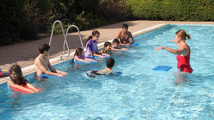 Schwimmkurs für Flüchtlingskinder im Kulmbacher Freibad Foto: Dagmar Besand
