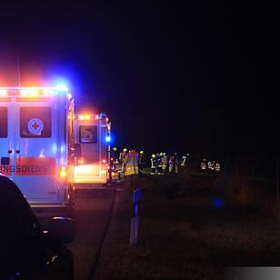 Schwerer Unfall A70: Auto landet bei Stadelhofen im Weiher