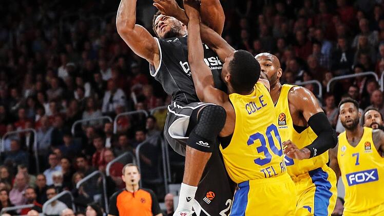 Brose-Neuzugang Augustine Rubit prallt an Maccabi-Spieler Norris Cole ab. Fotos: Daniel Löb