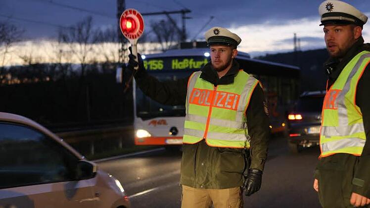 Ein 17-Jähriger und seine 16-jährige Bekannte  haben sich ihre Spritztour durch Hof (Oberfranken) wohl etwas anders vorgestellt.  Symbolfoto: Barbara Herbst