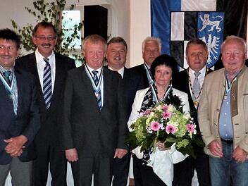 Verleihung der Kulmbacher Stadtmedaille an von links Roland Jonak, Ludwig Thurn, Bürgermeister Stefan Schaffraneck, Richard Ströbel, Landrat Klaus Peter Söllner, Reinhard Silz, Heidesuse Wagner, OB Henry Schramm, Gerhard Spindler, Norbert Groß, MdL Ludwig von Lerchenfeld und Landtagsvizepräsidentin Inge Aures.