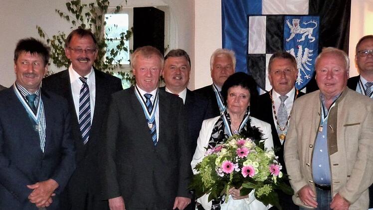 Verleihung der Kulmbacher Stadtmedaille an von links Roland Jonak, Ludwig Thurn, Bürgermeister Stefan Schaffraneck, Richard Ströbel, Landrat Klaus Peter Söllner, Reinhard Silz, Heidesuse Wagner, OB Henry Schramm, Gerhard Spindler, Norbert Groß, MdL Ludwig von Lerchenfeld und Landtagsvizepräsidentin Inge Aures.