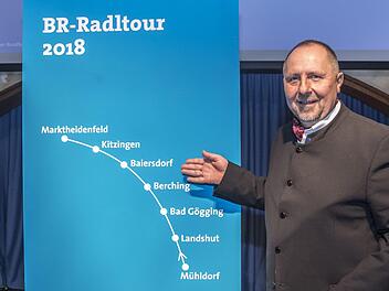 Baiersdorfer Bürgermeister Andreas Galster stellt den Streckenplan der BR-Radltour vor. Foto: BR/ Philipp Kimmelzwinger