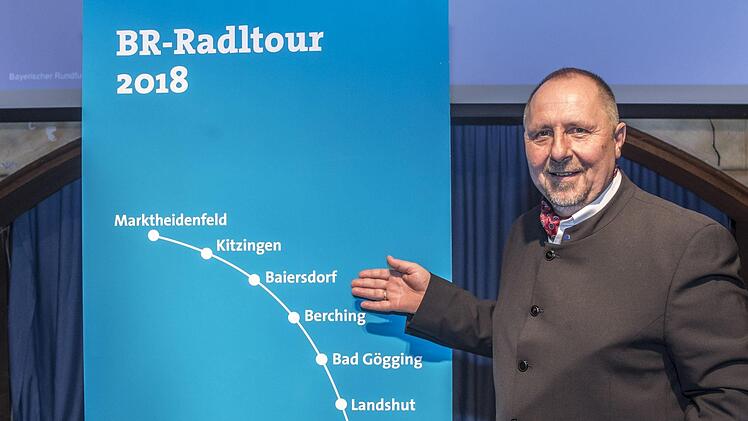 Baiersdorfer Bürgermeister Andreas Galster stellt den Streckenplan der BR-Radltour vor. Foto: BR/ Philipp Kimmelzwinger