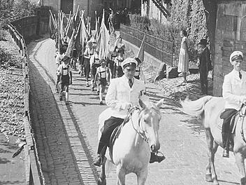 Der Kinderfestzug in der Strau (1953). Foto: Stadtarchiv Kronach