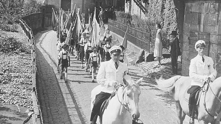 Der Kinderfestzug in der Strau (1953). Foto: Stadtarchiv Kronach