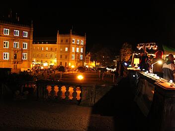 Viele Fenster zur Coburger Kultur, hier die mit  Laserlicht akzentuierte Ehrenburg, bot die 14. Nacht der Kontraste.Carolin Herrmann