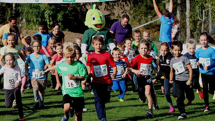 Früh übt sich: 55 Bambinis starteten  rund um das Sportgelände zu ihrer 300-Meter-Strecke