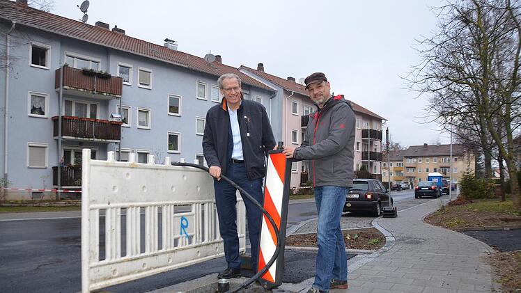Bürgermeister German Hacker und Christian Bendler vom Bauamt an der Elektro-Baustelle: Hier fehlt noch eine Ladesäule.