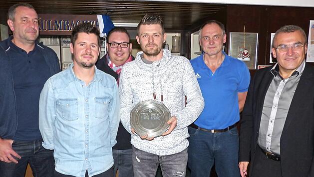 Mit dem begehrten Fairnesspokal, der seit 1957 alle Jahre vergeben wird, wurde 2019 Sebastian Holhut ausgezeichnet. Unser Bild zeigt (von links) Trainer Alexander Weber, Bastian M&uuml;ller, den Vorsitzenden des FC Ludwigschorgast, Andreas Vogler, Sebastian Holhut, 2. FCK-Vorsitzenden J&uuml;rgen Holhut und FCK-Vorsitzenden Stefan Kollerer.  Foto: kpw