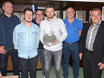 Mit dem begehrten Fairnesspokal, der seit 1957 alle Jahre vergeben wird, wurde 2019 Sebastian Holhut ausgezeichnet. Unser Bild zeigt (von links) Trainer Alexander Weber, Bastian Müller, den Vorsitzenden des FC Ludwigschorgast, Andreas Vogler, Sebastian Holhut, 2. FCK-Vorsitzenden Jürgen Holhut und FCK-Vorsitzenden Stefan Kollerer.  Foto: kpw