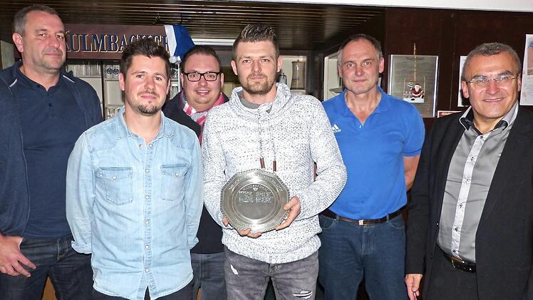 Mit dem begehrten Fairnesspokal, der seit 1957 alle Jahre vergeben wird, wurde 2019 Sebastian Holhut ausgezeichnet. Unser Bild zeigt (von links) Trainer Alexander Weber, Bastian Müller, den Vorsitzenden des FC Ludwigschorgast, Andreas Vogler, Sebastian Holhut, 2. FCK-Vorsitzenden Jürgen Holhut und FCK-Vorsitzenden Stefan Kollerer.  Foto: kpw