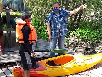 Helmut Vorndran (rechts) verleiht in Rattelsdorf im Landkreis Bamberg  Kajaks und Canadier für Fahrten auf Itz und Main. Bevor es aufs Wasser geht, erhalten die Kunden genaue Einweisungen. Natürlich alles mit Mundschutz.K.Angerstein