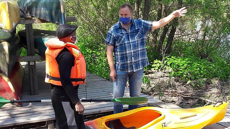 Helmut Vorndran (rechts) verleiht in Rattelsdorf im Landkreis Bamberg  Kajaks und Canadier für Fahrten auf Itz und Main. Bevor es aufs Wasser geht, erhalten die Kunden genaue Einweisungen. Natürlich alles mit Mundschutz.K.Angerstein