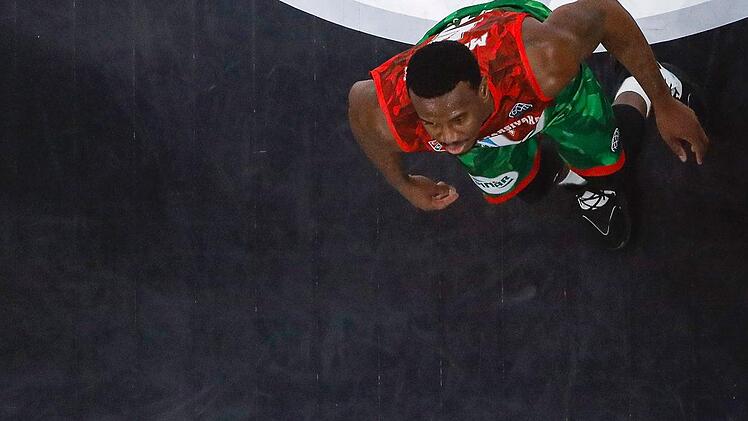 Raymar Morgan kann nur hinterherschauen, wie Michele Vitali zwei seiner 14 Punkte erzielt. Foto: Daniel Löb