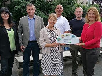 Nun ist die Grundschule Riedenberg eine "Biosphären-Schule". Das Zertifizierungsschild wurde Rektorin Christiane Helfrich (rechts) von der stellvertretenden Dienstellenleiterin des Biosphären-Reservates Rhön, Doris Pokorny überreicht. Über die Aus...