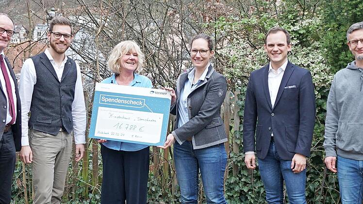 Angehörige von Tennet übergeben einen symbolischen Scheck an die Vertreter der Geschwister-Gummi-Stiftung (von links): Dekan Friedrich Hohenberger (Vorsitzender der Geschwister-Gummi-Stiftung), Daniel Matulla (Unternehmenskommunikation Tennet), Ed...