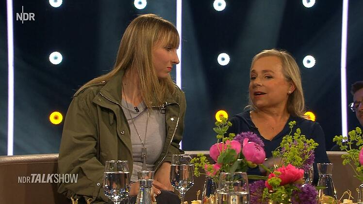 Lilo (links) und ChrisTine Ursprung besuchten gemeinsam die "NDR Talk Show".