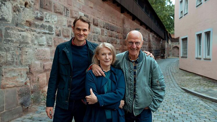 Auch ihre Zusammenarbeit bei fr&auml;nkischen "Tatort" endet: Fabian Hinrichs macht als Felix Voss weiter, f&uuml;r Dagmar Manzel wird es eine Nachfolge geben und Max F&auml;rberb&ouml;ck (rechts, Regie) ist jener Kreative, der sich das Franken-Duo ausgedacht hat und f&uuml;r einige der besten Folgen verantwortlich zeichnete. Auch f&uuml;r Manzels Abgang "Trotzdem".