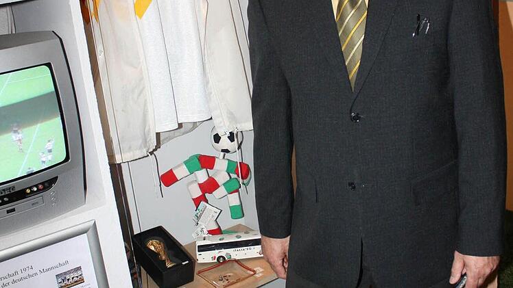 Johann Schlüper, der Initiator des Museums, vor den Ausstellungsstücken zur WM 1990.