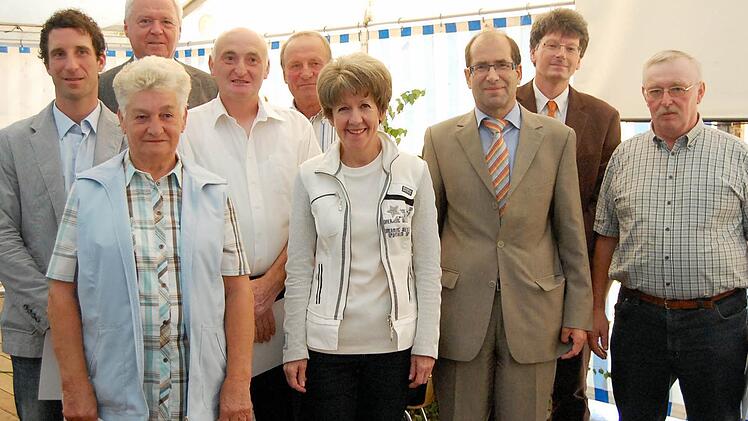 Langj&auml;hrige Vorstandsmitglieder aus Buch am Forst wurden geehrt (von links): Johannes Angerm&uuml;ller, Erika Bleitner, stellvertretender Landrat Helmut Fischer, Hermann Angerm&uuml;ller, B&uuml;rgermeisterin Bianca Fischer, der Leiter des Amts f&uuml;r L&auml;ndliche Entwicklung, Anton Hepple, Vorsitzender Siegfried K&auml;b-Bernkessel und Klaus Schulthei&szlig;