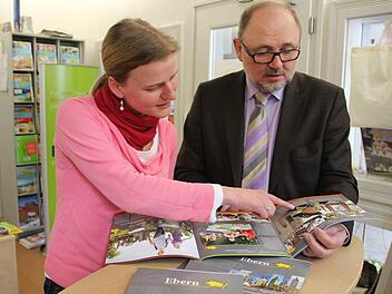 Vor allem mit Fotos will Ebern in der Imagebroschüre für seine Reize werben. Helen Zwinkmann spricht mit Bürgermeister Robert Herrmann über gestalterische Feinheiten des Faltblattes. Foto: Eckehard Kiesewetter
