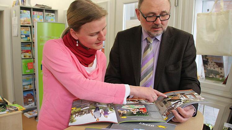 Vor allem mit Fotos will Ebern in der Imagebroschüre für seine Reize werben. Helen Zwinkmann spricht mit Bürgermeister Robert Herrmann über gestalterische Feinheiten des Faltblattes. Foto: Eckehard Kiesewetter