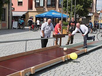 Ein Passant schiebt eine ruhige Kugel auf einem mäßig belebten Marktplatz. Fotos: Markus Häggberg