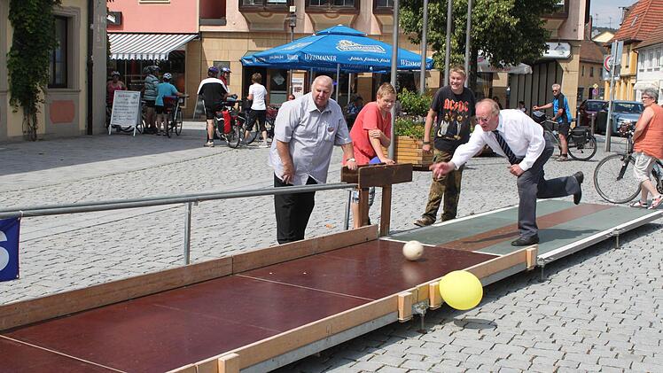 Ein Passant schiebt eine ruhige Kugel auf einem mäßig belebten Marktplatz. Fotos: Markus Häggberg