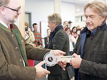Gerne nahm Bürgermeister Robert Herrmann den symbolischen Schlüssel von Architekt Günter Pollach entgegen.